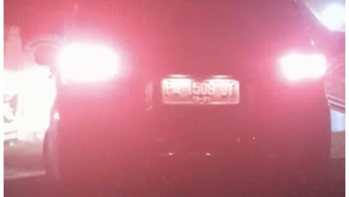 Mobil dinas plat merah yang digunakan Anak Pj Bupati Jayapura, Triwarno Purnomo saat menganiaya seorang perempuan.