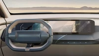 Mobil listrik konsep Kia EV5 dibekali kaca sunroof super lebar, area dasbor yang minimalis, dan setir yang mirip seperti setir pesawat. Kia juga mengklaim telah menggunakan berbagai bahan ramah lingkungan di dalam EV5, termasuk ekstrak rumput laut dan botol PET daur ulang di jok, pintu, dasbor, dan headliner. Foto: Carscoops