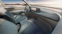Desain eksterior Kia EV5 ini sepertinya sudah mendekati bentuk final yang nantinya akan dijadikan produk massal. Namun jika melongok ke bagian interior, tampaknya masih seperti konsep, dengan jok yang masih terlihat cukup tipis dan bisa diputar ke arah luar. Foto: Carscoops