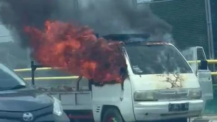 Mobil pikap terbakar di Jalan Pandu Raya, Kota Bogor.