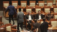 Fraksi PKS walk out dari rapat paripurna yang membahas Rancangan Undang-Undang (RUU) tentang penetapan Peraturan Pemerintah Pengganti Undang-Undang (Perppu) Nomor 2 Tahun 2022 tentang Cipta Kerja.  