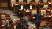 Dua fraksi, yakni Fraksi Partai Demokrat dan Fraksi PKS menyatakan belum menerima hasil kerja Panja dan menolak RUU tentang penetapan Perppu Ciptaker dalam pembicaraan tingkat II dalam Rapur DPR RI.