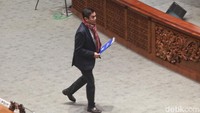 Penolakan Fraksi Demokrat dibacakan oleh anggota fraksi Demokrat, Hinca Panjaitan.  