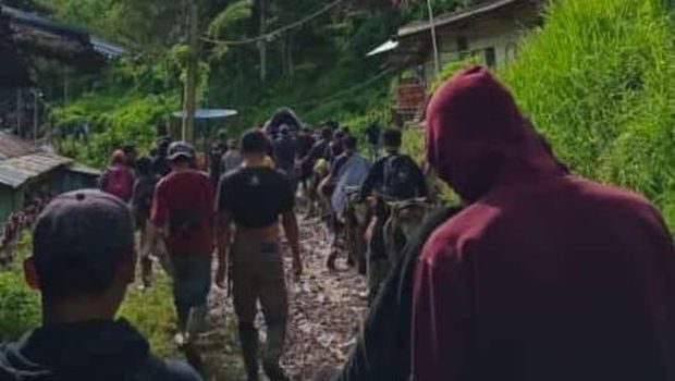 Momen ibu hamil di Luwu Utara, Sulsel ditandu menuju rumah sakit.