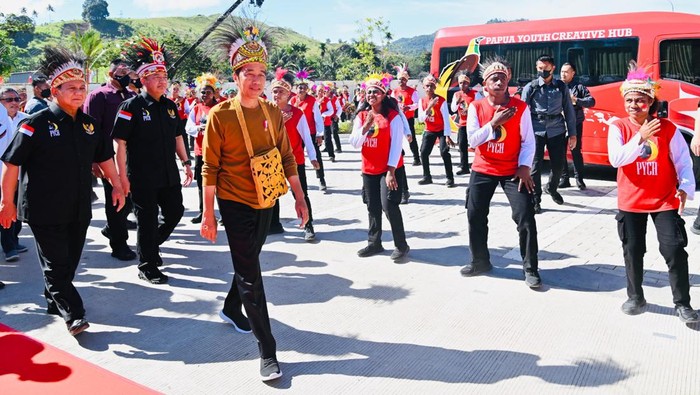 Presiden Jokowi meresmikan gedung Papua Youth Creative Hub (PYH) atau Papua Muda Inspiratif (PMI). Jokowi mengaku bangga atas kemajuan Papua, Selasa (21/3/2023).
