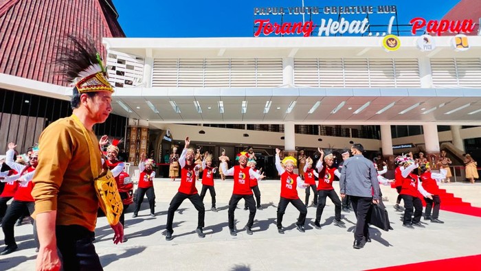 Momen Jokowi Resmikan Papua Youth Creative Hub Presiden Jokowi meresmikan gedung Papua Youth Creative Hub (PYH) atau Papua Muda Inspiratif (PMI). Jokowi mengaku bangga atas kemajuan Papua, Selasa (21/3/2023).