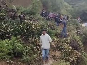 Warga Mamasa Tandu Jenazah 2 Km Pakai Sarung gegara Jalan Tertimbun Longsor