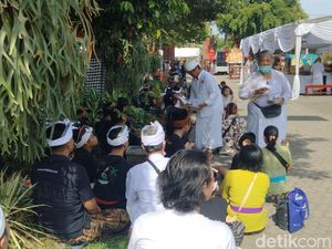 Upacara Jelang Nyepi di Pura Segara Surabaya Berlangsung Khidmat