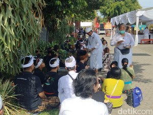 Upacara Jelang Nyepi di Pura Segara Surabaya Berlangsung Khidmat