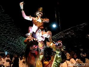 Musik Bale Ganjur Iringi Pawai Ogoh-ogoh di Lereng Semeru Jelang Nyepi