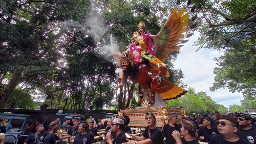 Iringan ogoh-ogoh yang diparadekan dalam perayaan menyambut Nyepi Tahun Saka 1945 di Desa Adat Kota Tabanan, Selasa (21/3/2023).