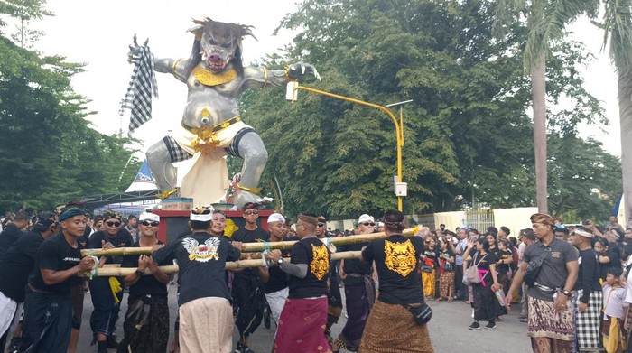 Ogoh-ogoh yang diarak dari Kabupaten Kupang dan Kota Kupang. Ada dari Brigif 21 Komodo, Yonif 744, Mako Brimob, Polresta Kupang Kota, SPN Polda NTT, Selasa (21/3/2023). Yufen Ernesto/detikBali