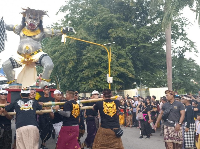 Ogoh-ogoh yang diarak dari Kabupaten Kupang dan Kota Kupang. Ada dari Brigif 21 Komodo, Yonif 744, Mako Brimob, Polresta Kupang Kota, SPN Polda NTT, Selasa (21/3/2023). Yufen Ernesto/detikBali