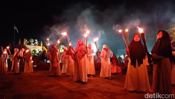 Pawai obor menyambut Ramadan di Alun-alun Jipang, Blora, Selasa (21/3/2023).