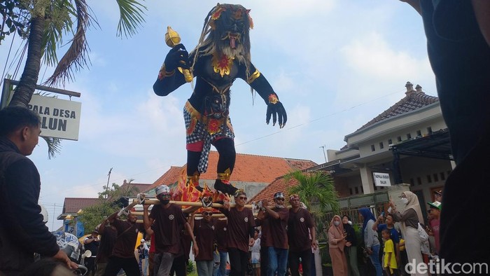 Pawai ogoh-ogoh di Balun Lamongan