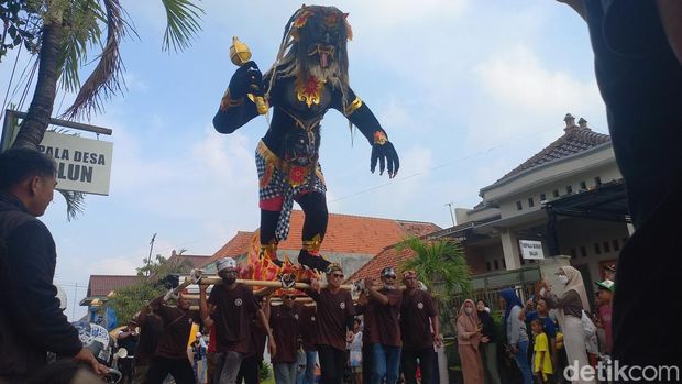 Pawai ogoh-ogoh di Balun Lamongan