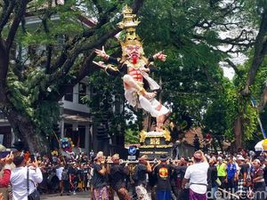 Pertama Kalinya Umat Hindu Arak Ogoh-Ogoh Keliling Kota Malang