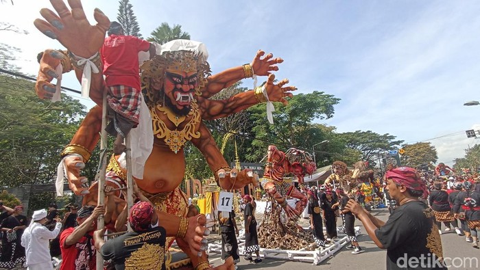Pawai ogoh-ogoh di Wlingi Blitar
