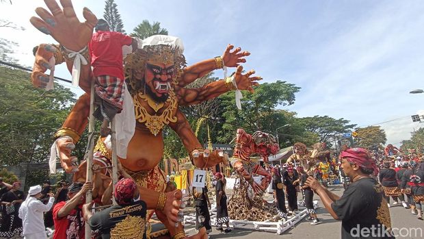 Pawai ogoh-ogoh di Wlingi Blitar