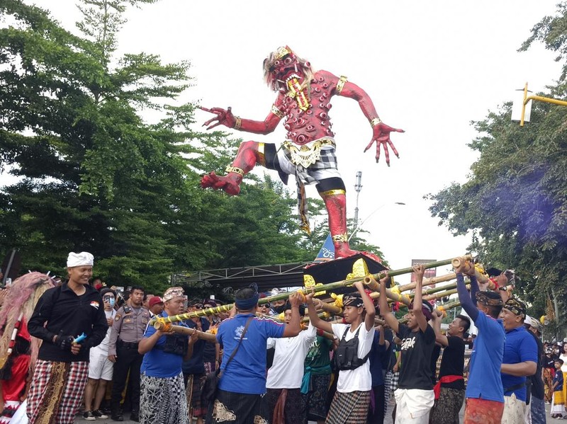 Pawai ogoh-ogoh dimulai pada pukul 16.32 Wita hingga 17.29 Wita di Kupang, NTT, Selasa (21/3/2023). (Yufen Ernesto/detikBali)
