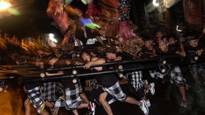 Pawai Ogoh-ogoh Meriahkan Penyambutan Nyepi di Bali GIANYAR, BALI, INDONESIA - MARCH 20: Balinese young men carry the ogoh-ogoh, the giant menacing-looking dolls during the ogoh-ogoh parade on the eve of Nyepi, the Balinese Hindu Day of Silence that marks the arrival of the new Saka lunar year on March 20, 2023 in Tegalalang Village, Gianyar, Bali, Indonesia. Balinese Hindus perform a series of rituals in early March to celebrate the lunar new year, which culminates in the observance of Nyepi. The Ogoh-ogohΒ became a staple of the parade in the early 1980s. Prior to that, the participants roamed the streets carrying bamboo torches and making loud noises with percussion instruments to scare away the demons. In present-day Bali, the majority ofΒ ogoh-ogohΒ are built by members ofΒ seka terunaΒ teruni, the youth wing ofΒ banjar. Nyepi comes from the word sepi or sipeng which means lonely, quiet, silent, zero, empty, no crowd, no noise, and no activity. Since 1983, Nyepi has been a national holiday. The celebration of the Nyepi festivities for Balinese Hindus in Indonesia is an opportunity for self-reflection which is called mulat sarira. All residents and visitors are required to abide by the rules calledΒ Catur Brata Penyepian, consisting of:Β no open fires or flames,Β no pleasurable activities, no work or labor, andΒ no journeys.(Photo by Agung Parameswara/Getty Images)