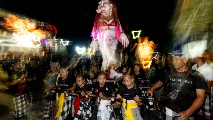 Pawai Ogoh-ogoh Meriahkan Penyambutan Nyepi di Bali GIANYAR, BALI, INDONESIA - MARCH 20: Balinese young men carry the ogoh-ogoh, the giant menacing-looking dolls during the ogoh-ogoh parade on the eve of Nyepi, the Balinese Hindu Day of Silence that marks the arrival of the new Saka lunar year on March 20, 2023 in Tegalalang Village, Gianyar, Bali, Indonesia. Balinese Hindus perform a series of rituals in early March to celebrate the lunar new year, which culminates in the observance of Nyepi. The Ogoh-ogohΒ became a staple of the parade in the early 1980s. Prior to that, the participants roamed the streets carrying bamboo torches and making loud noises with percussion instruments to scare away the demons. In present-day Bali, the majority ofΒ ogoh-ogohΒ are built by members ofΒ seka terunaΒ teruni, the youth wing ofΒ banjar. Nyepi comes from the word sepi or sipeng which means lonely, quiet, silent, zero, empty, no crowd, no noise, and no activity. Since 1983, Nyepi has been a national holiday. The celebration of the Nyepi festivities for Balinese Hindus in Indonesia is an opportunity for self-reflection which is called mulat sarira. All residents and visitors are required to abide by the rules calledΒ Catur Brata Penyepian, consisting of:Β no open fires or flames,Β no pleasurable activities, no work or labor, andΒ no journeys.(Photo by Agung Parameswara/Getty Images)