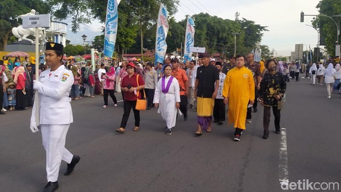 Ribuan peserta mengikuti pawai menyambut datangnya Ramadhan di Kota Magelang, Selasa (21/3/2023).