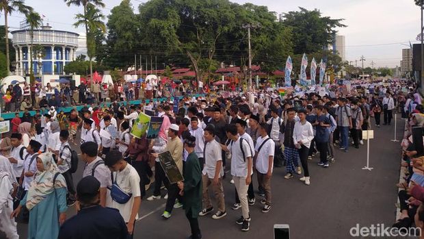 Ribuan peserta mengikuti pawai menyambut datangnya Ramadhan di Kota Magelang, Selasa (21/3/2023).