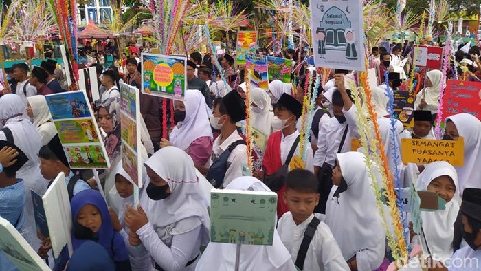 Ribuan peserta mengikuti pawai menyambut datangnya Ramadhan di Kota Magelang, Selasa (21/3/2023).