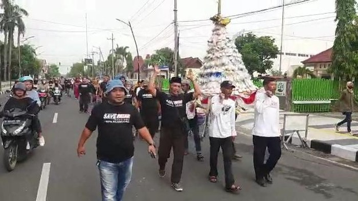 Pedagang pasar tradisional di Bojonegoro menggelar Mapak Ramadhan denan membawa gunungan apem