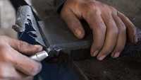 Paving block dari limbah plastik yang telah selesai dicetak tampak dirapikan.
