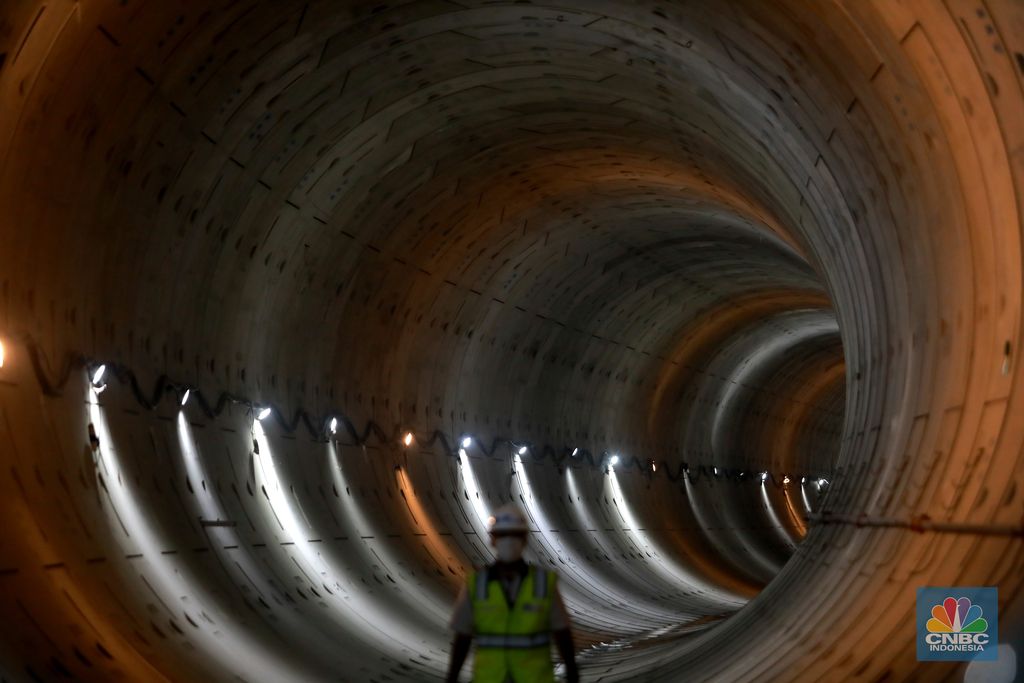 Pekerja menyelesaikan proyek Stasiun MRT Jakarta Fase 2A CP201  Entance-1 Stasiun MRT Monas, Jakarta, Selasa, (21/3). (CNBC Indonesia/ Muhammad Sabki)