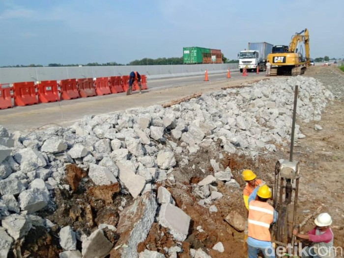 Pekerjaan di tol Pejagan-Pemalang jelang arus mudik lebaran, Selasa (21/3/2023).