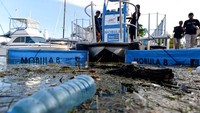 Sejumlah petugas mengumpulkan sampah dari laut menggunakan kapal Mobula 8.