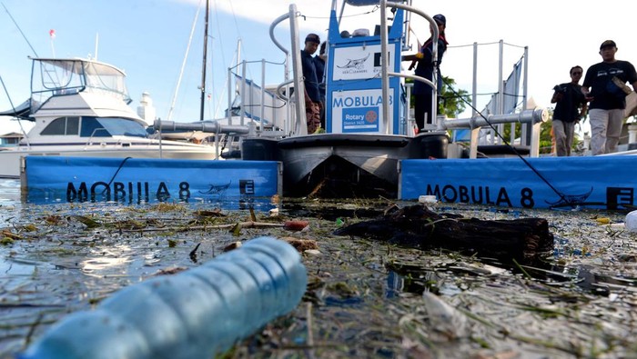 Petugas memilah sampah dari laut yang dikumpulkan oleh kapal Mobula 8 saat peluncuran pengoperasiannya di kawasan Pelabuhan Benoa, Denpasar, Bali, Senin (20/3/2023). Kapal pengumpul sampah yang didatangkan dari Prancis itu rencananya akan beroperasi di wilayah perairan Bali sekitar satu tahun untuk membantu mengatasi permasalahan sampah di lautan. ANTARA FOTO/Fikri Yusuf/nym.