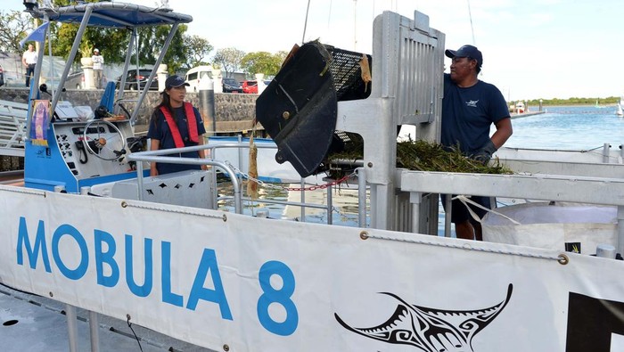 Petugas memilah sampah dari laut yang dikumpulkan oleh kapal Mobula 8 saat peluncuran pengoperasiannya di kawasan Pelabuhan Benoa, Denpasar, Bali, Senin (20/3/2023). Kapal pengumpul sampah yang didatangkan dari Prancis itu rencananya akan beroperasi di wilayah perairan Bali sekitar satu tahun untuk membantu mengatasi permasalahan sampah di lautan. ANTARA FOTO/Fikri Yusuf/nym.