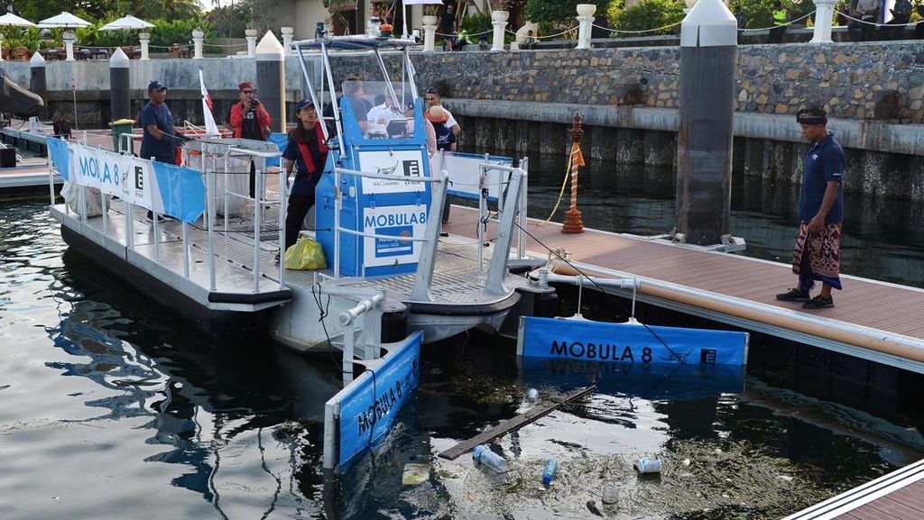 Kapal dari Prancis Merapat ke Bali Bantu Bersihkan Sampah