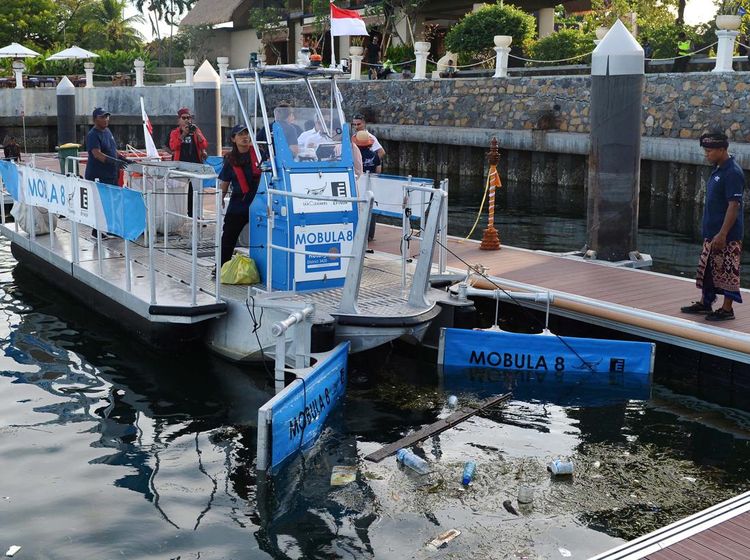 Kapal dari Prancis Merapat ke Bali Bantu Bersihkan Sampah
