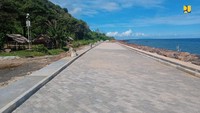 Di tanggul tersebut pengunjung bisa jogging bersepeda atau nongkrong menikmati sunset atau pemandangan Anak Gunung Krakatau jika langit tengah bersahabat. Selain bisa jogging pengaman pantai Tanjung Lesung ini dilengkapi juga dengan ruang publik, seperti plaza, dan taman. Dok. Kementerian PUPR