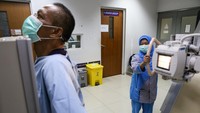 Tenaga kesehatan melakukan rontgen thorax terhadap pasien di RSUD Kota Tangerang, Banten, Selasa (21/3/2023).