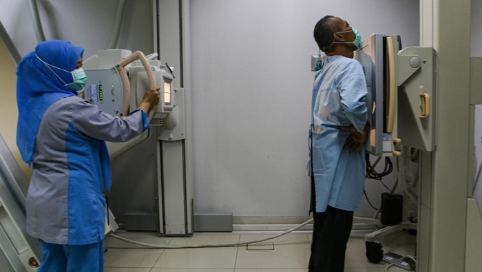 Tenaga kesehatan menunjukkan hasil rontgen thorax salah satu pasien di RSUD Kota Tangerang, Banten, Selasa (21/3/2023). Pemerintah Kota Tangerang melalui Dinas Kesehatan melakukan deteksi tuberkulosis (TBC) gratis kepada 1.000 orang penyandang diabetes melitus sekaligus mendukung program pemerintah untuk mencapai target penurunan insiden TBC menjadi 65 per 100 ribu penduduk pada tahun 2030. ANTARA FOTO/Fauzan/aww.