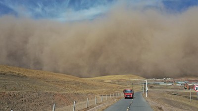 Penampakan Badai Pasir yang Hantam Kota Zhangye China