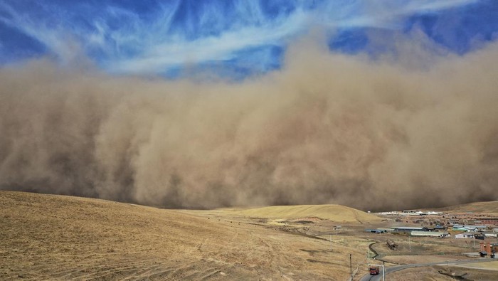 ZHANGYE, CHINA - MARCH 20: An approaching sandstorm is seen on March 20, 2023 in Zhangye, Gansu Province of China. (Photo by Wang Chao/VCG via Getty Images)