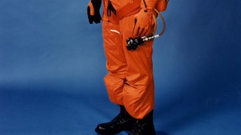 1988: Pumpkin Suit Version 1 untuk awak Space Shuttle. Beratnya 13,6 kg. Foto: NASA