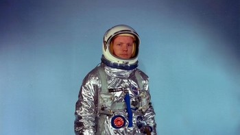 1965 (Juni): Project Gemini Version 2, menambahkan lebih banyak insulasi untuk meningkatkan kontrol suhu di bawah sinar matahari langsung dan bayangan. Helm juga dibuat lebih kuat.  