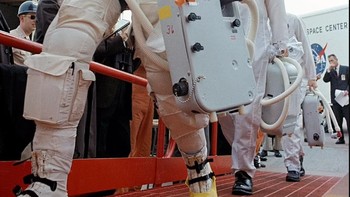 1965 (Desember): Project Gemini Version 3, helm bertekanan dan cincin leher diganti dengan tudung berritsleting yang memiliki pelindung polikarbonat bening. Foto: NASA  