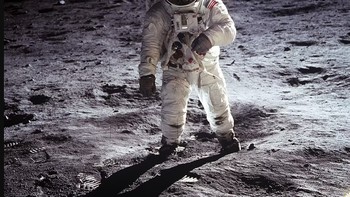 1968: Project Apollo Version 2, memiliki berat 96,2 kg. Ini adalah desain yang paling populer karena berhasil membuat Neil Amstrong dan Buzz Aldrin bertahan di Bulan pada 1969. Foto: NASA  