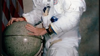 1971: Project Apollo Version 3 dirancang untuk memungkinkan astronaut lebih lama dalam misi di Bulan. Tas punggung dimodifikasi sehingga membawa lebih banyak oksigen, tenaga, dan air dingin. Foto: NASA  