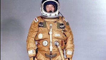 1981: Space Shuttle Suit Version 1, beratnya hanya 18 kg. Foto: NASA