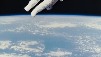1984: Manned Manoeuvring Unit (MMU) Version 1, terlihat tidak banyak berbeda dari desain sebelumnya namun foto astronaut yang mengenakan kostum ini cukup ikonik hingga sekarang. Foto: NASA